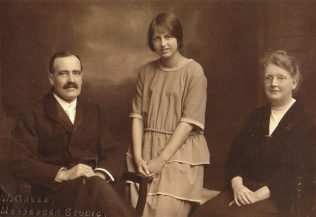 Matthew and Elizabeth Ann Amer, with their daughter Elizabeth Patience, Bromsgrove, c1927